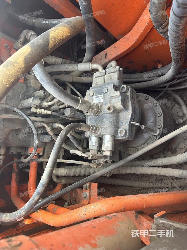 回转马达和主控阀（整机外观）