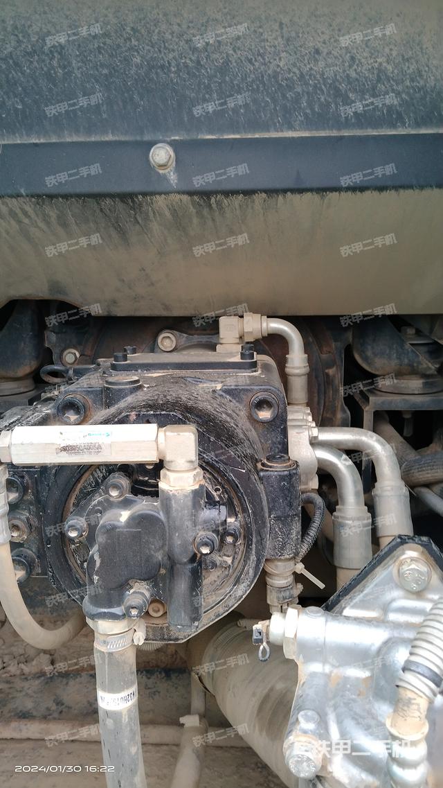 液压泵舱室正面整体（整机外观）