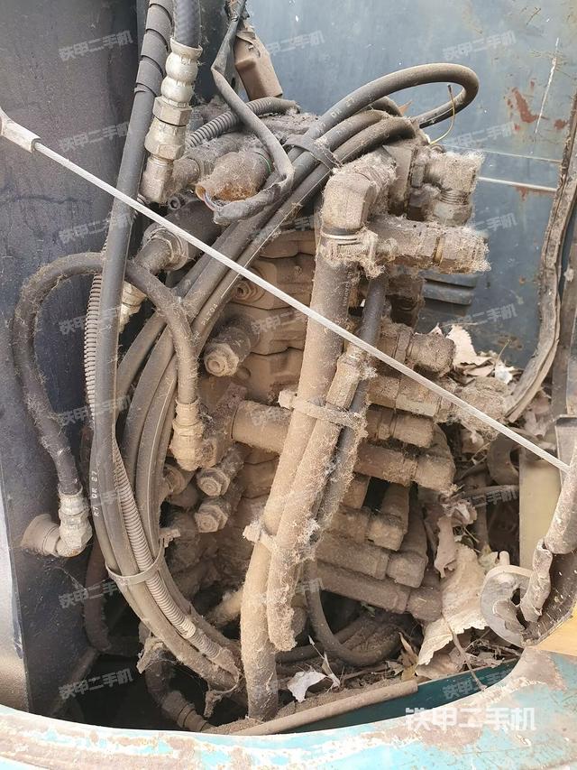 回转马达和主控阀（整机外观）