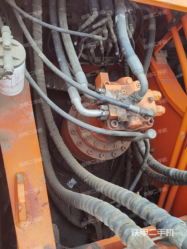 回转马达和主控阀（整机外观）