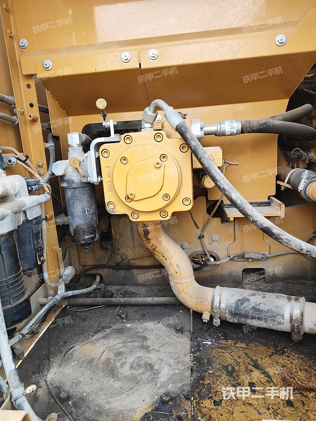 液压泵舱室正面整体（整机外观）