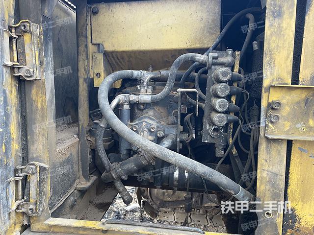 液压泵舱室正面整体（整机外观）