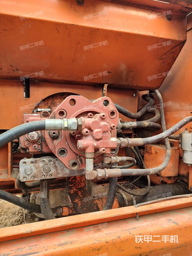 液压泵舱室正面整体（整机外观）