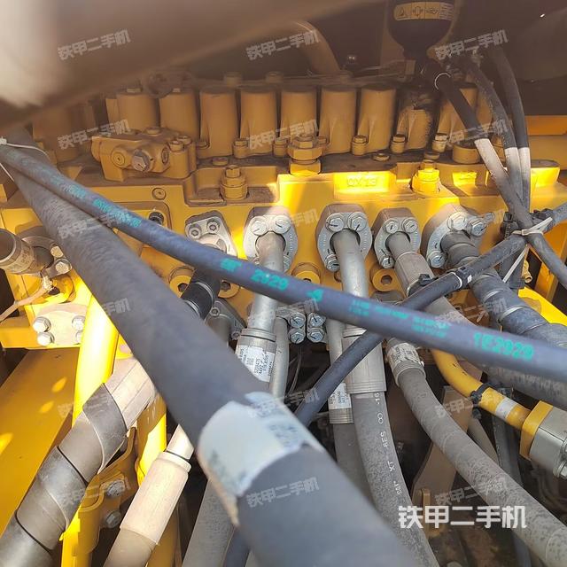 回转马达和主控阀（整机外观）