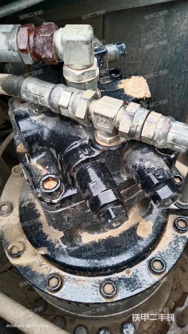 回转马达和主控阀（整机外观）