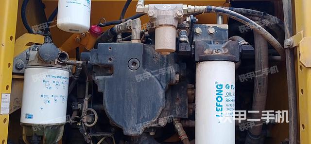 液压泵舱室正面整体（整机外观）