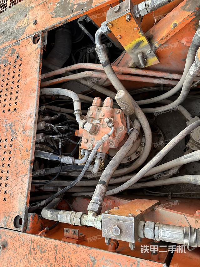 回转马达和主控阀（整机外观）