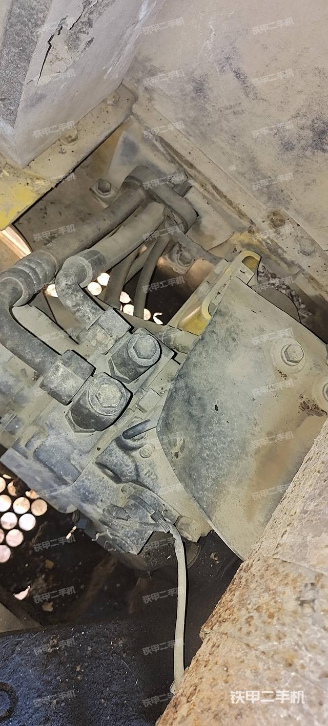 液压泵舱室正面整体（整机外观）