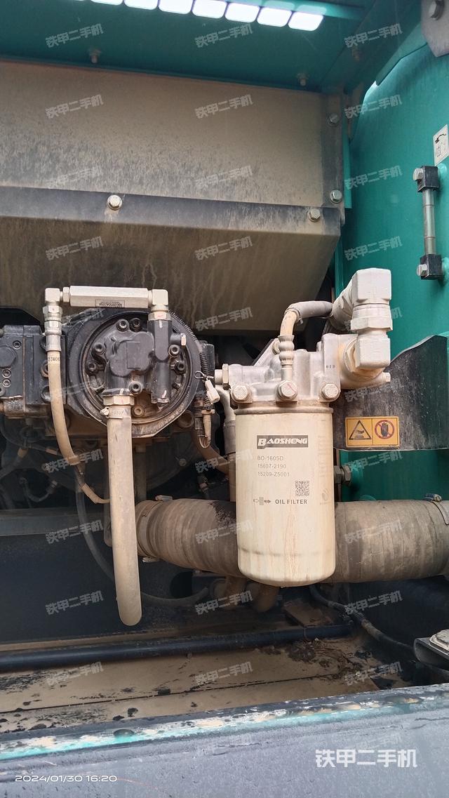 液压泵舱室正面整体（整机外观）