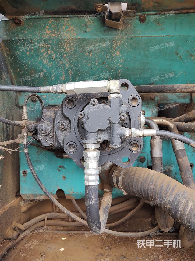 液压泵舱室正面整体（整机外观）