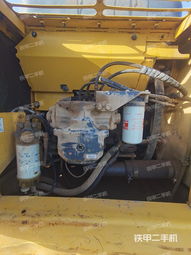 液压泵舱室正面整体（整机外观）