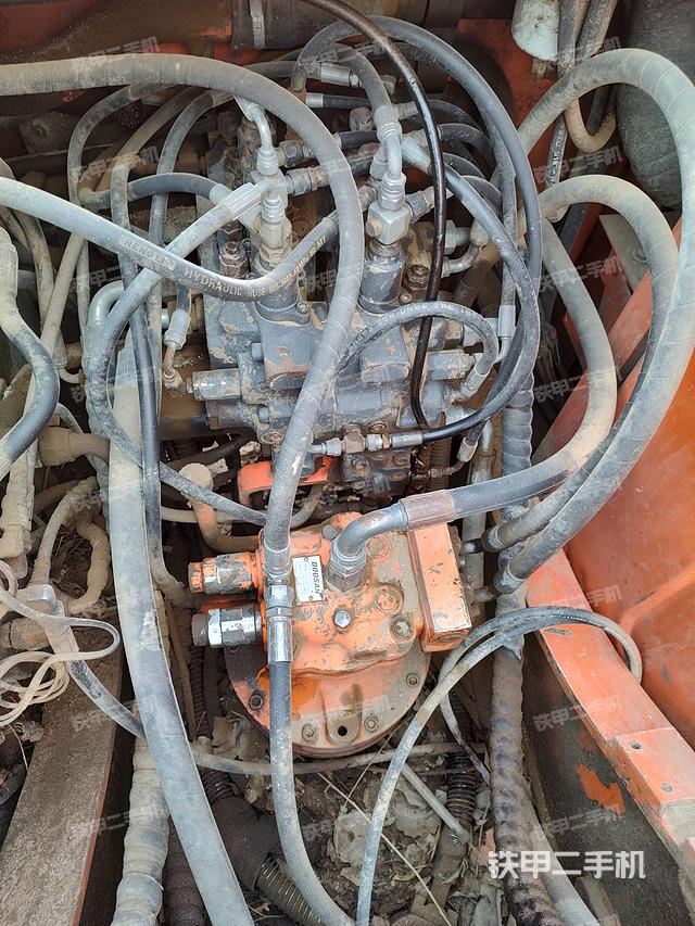 回转马达和主控阀（整机外观）