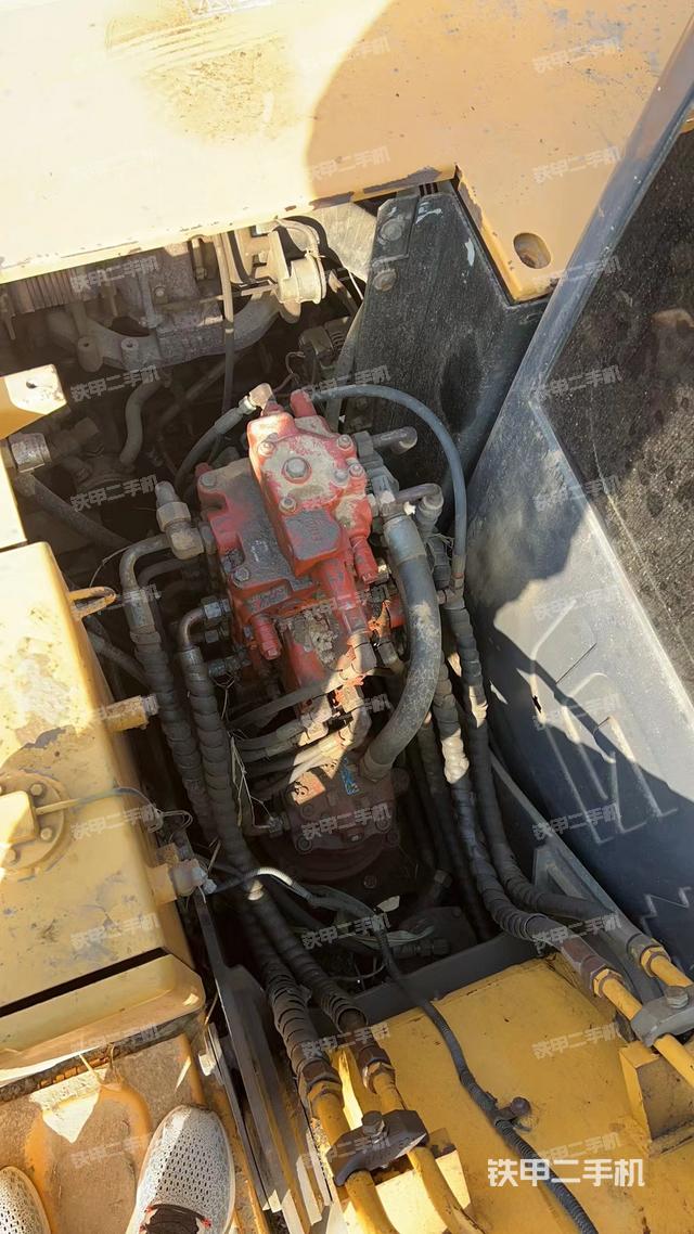 回转马达和主控阀（整机外观）