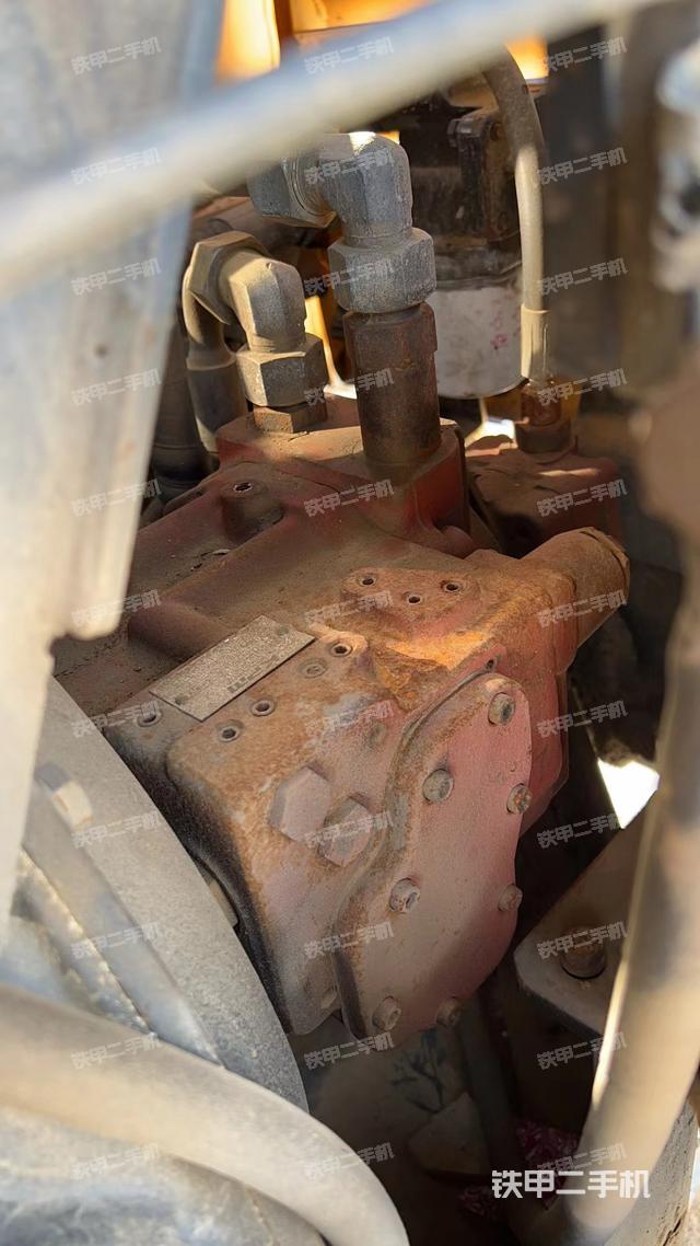 液压泵舱室正面整体（整机外观）