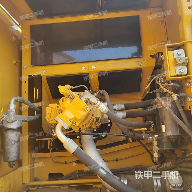 液压泵舱室正面整体（整机外观）