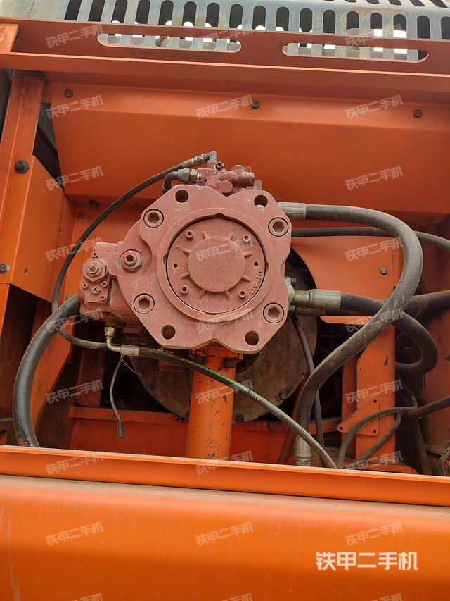 液压泵舱室正面整体（整机外观）