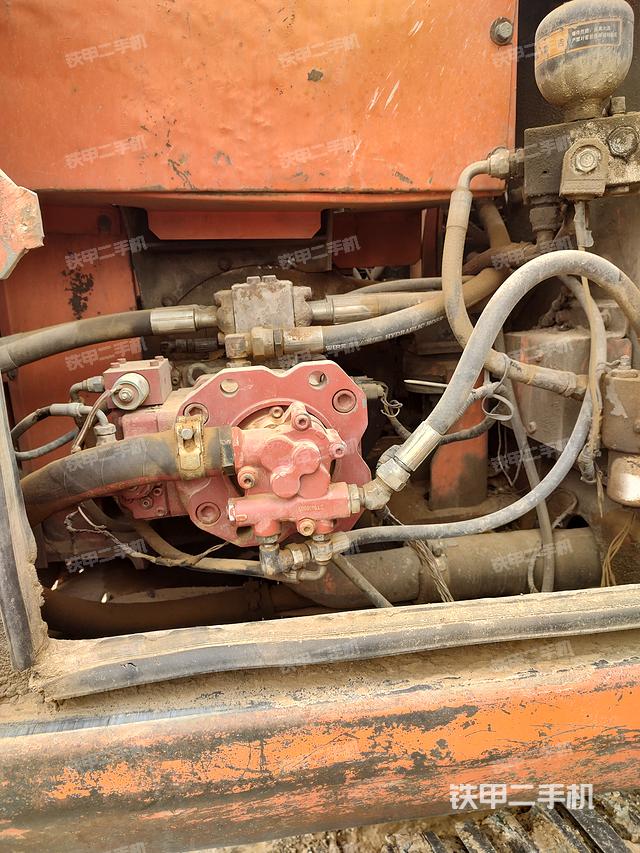 液压泵舱室正面整体（整机外观）