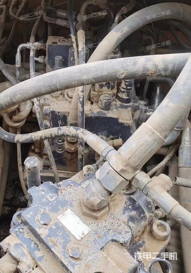 回转马达和主控阀（整机外观）