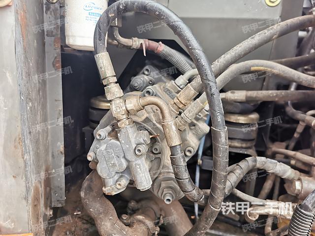 液压泵舱室正面整体（整机外观）