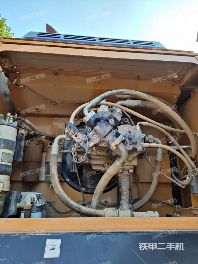 液压泵舱室正面整体（整机外观）