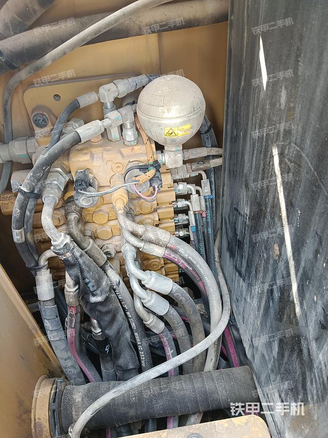 回转马达和主控阀（整机外观）