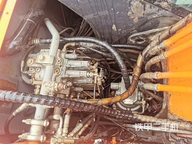 回转马达和主控阀（整机外观）