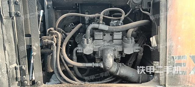 液压泵舱室正面整体（整机外观）