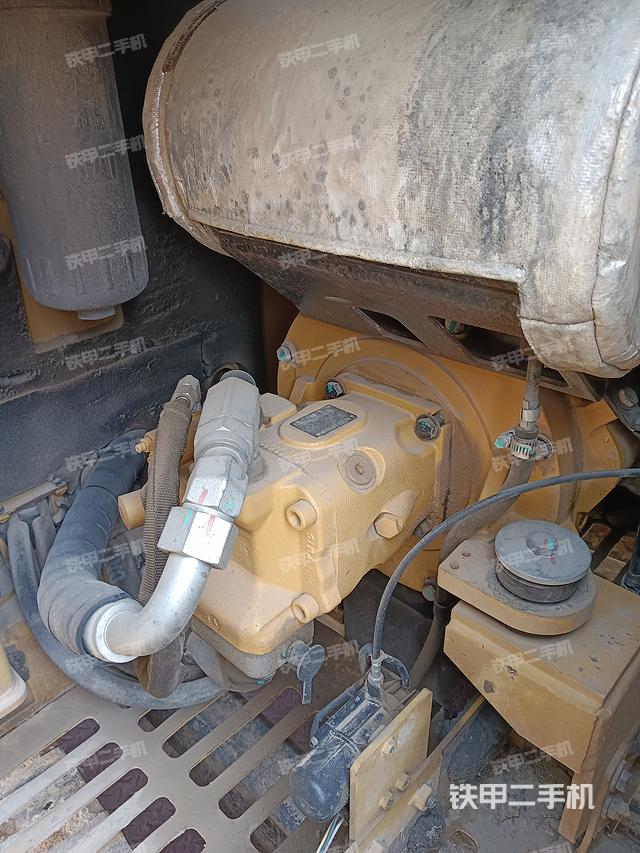 液压泵舱室正面整体（整机外观）