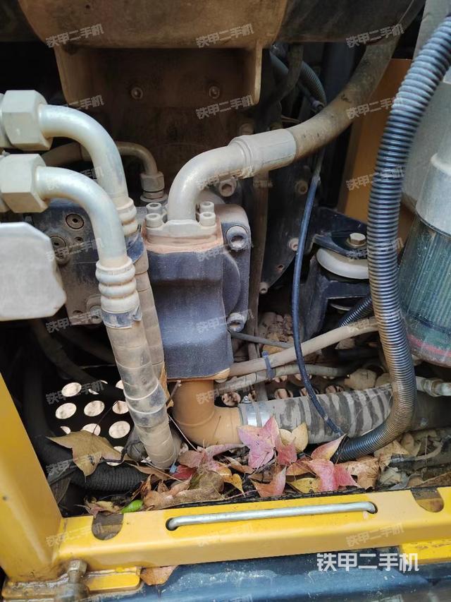 液压泵舱室正面整体（整机外观）