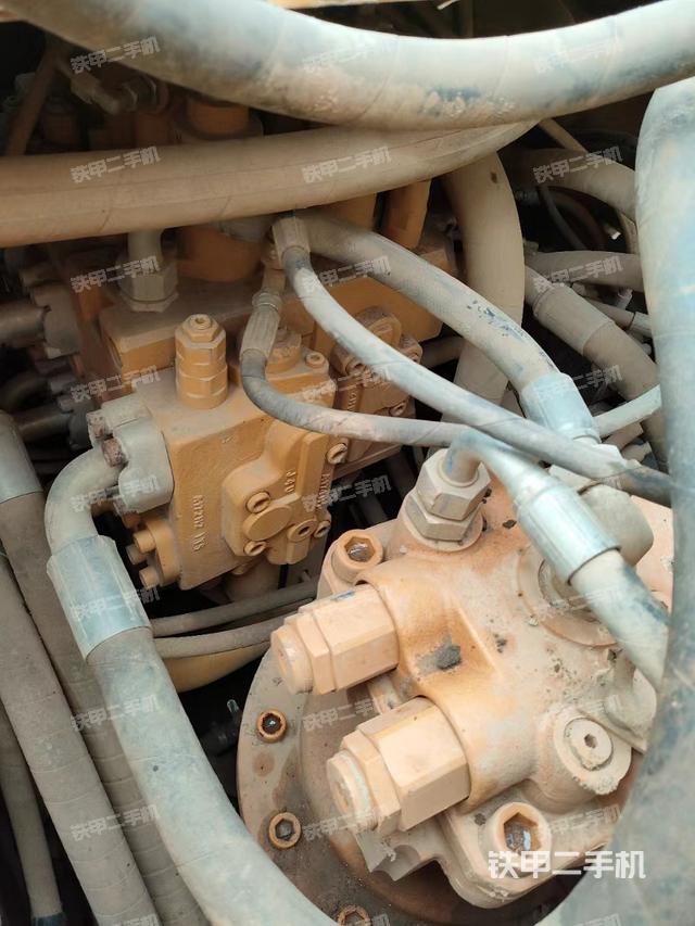 回轉(zhuǎn)馬達(dá)和主控閥（整機(jī)外觀）