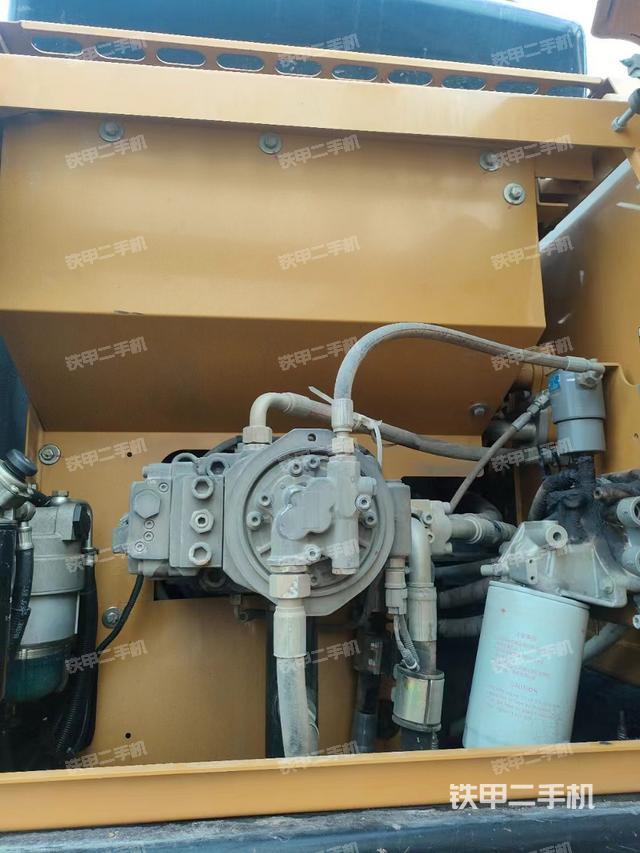 液压泵舱室正面整体（整机外观）