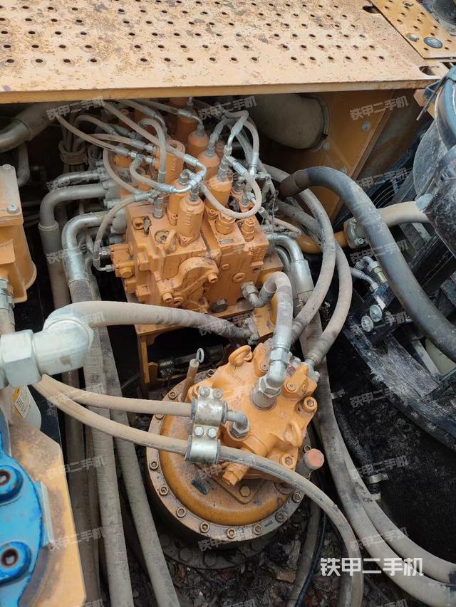 回转马达和主控阀（整机外观）