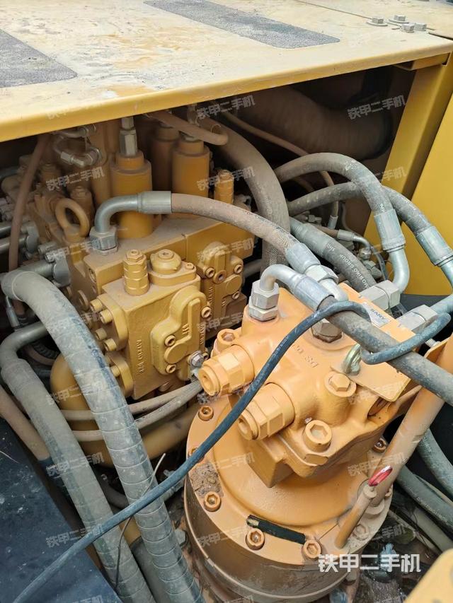 回转马达和主控阀（整机外观）