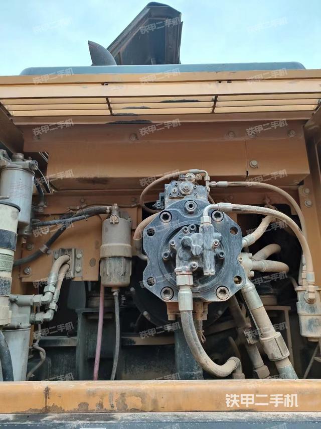 液压泵舱室正面整体（整机外观）