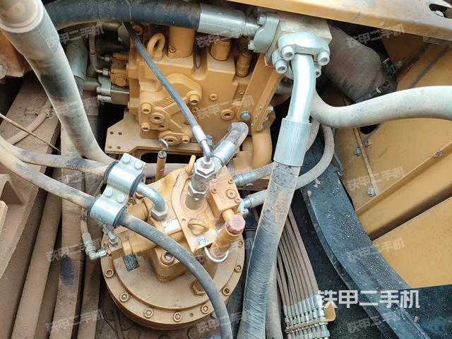 回转马达和主控阀（整机外观）