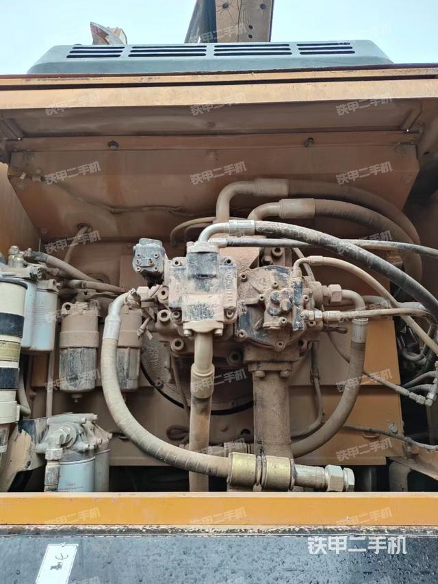 液压泵舱室正面整体（整机外观）