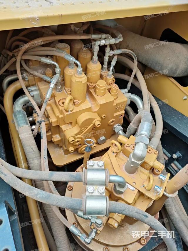 回转马达和主控阀（整机外观）