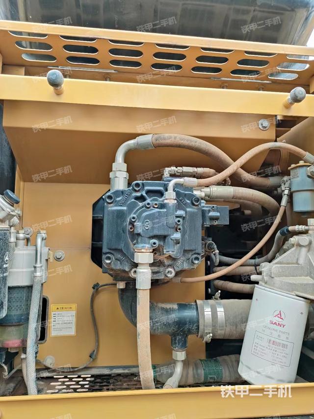 液压泵舱室正面整体（整机外观）