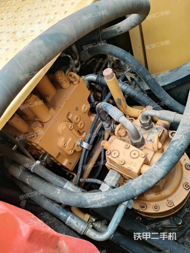 回转马达和主控阀（整机外观）