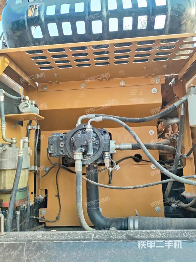 液压泵舱室正面整体（整机外观）