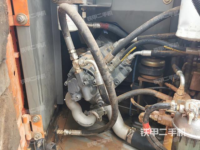 液压泵舱室正面整体（整机外观）