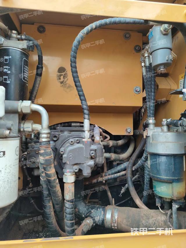 液压泵舱室正面整体（整机外观）