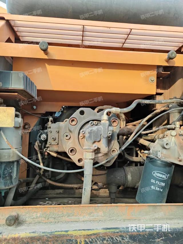 液压泵舱室正面整体（整机外观）