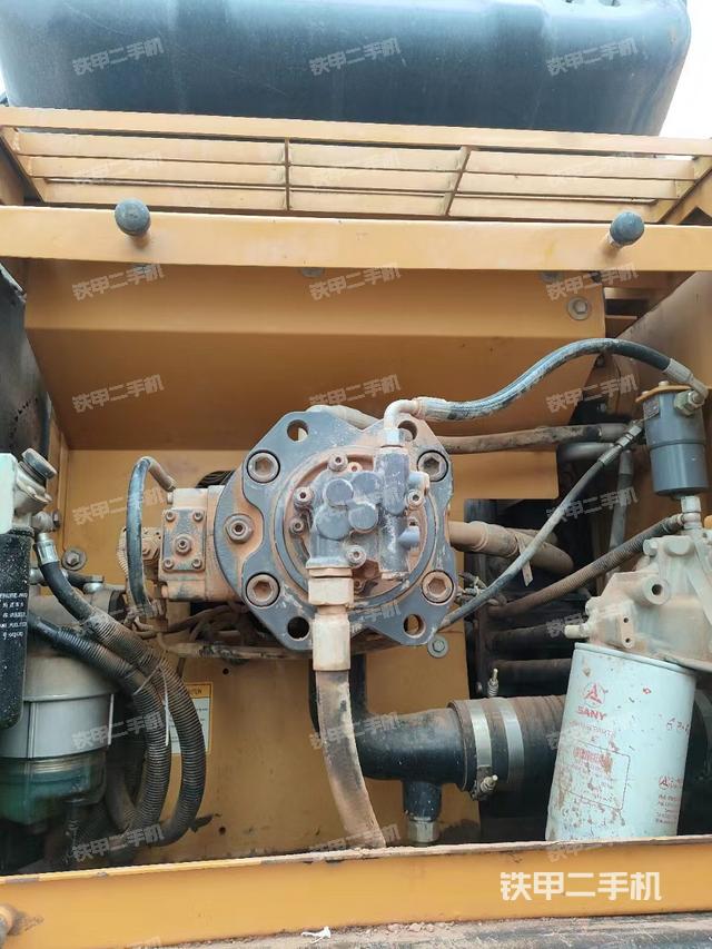 液压泵舱室正面整体（整机外观）