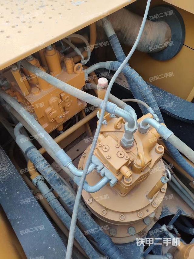 回转马达和主控阀（整机外观）