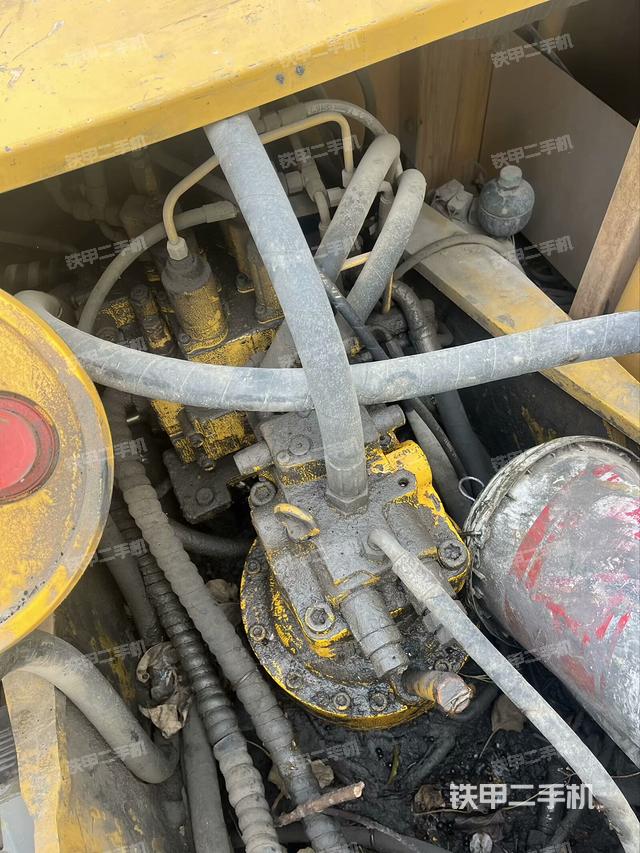 回转马达和主控阀（整机外观）