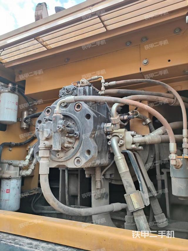 液压泵舱室正面整体（整机外观）