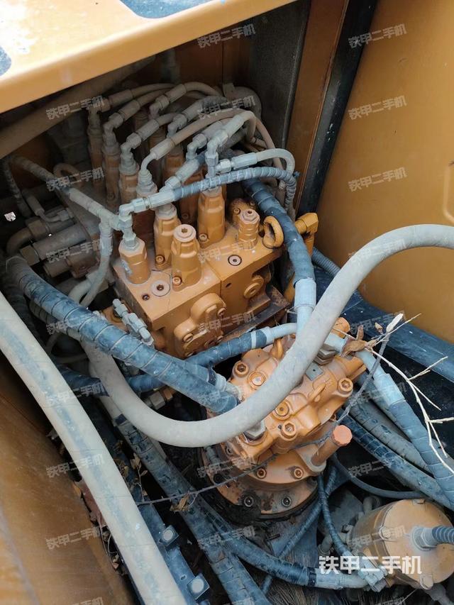 回转马达和主控阀（整机外观）