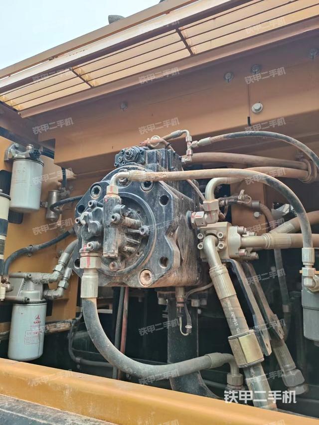 液压泵舱室正面整体（整机外观）