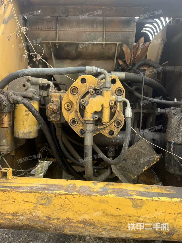 液压泵舱室正面整体（整机外观）